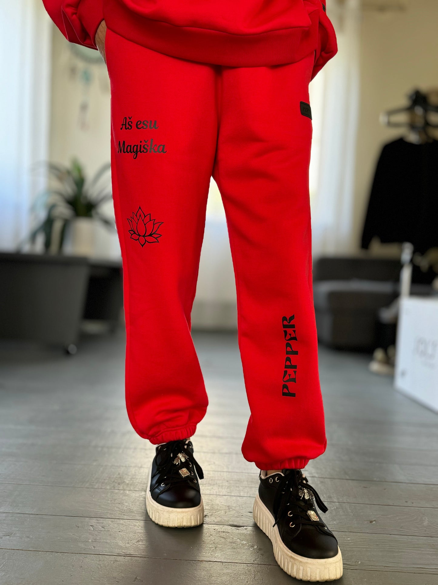 Moterims PEPPER Magic Red kelnės su pūkeliu
