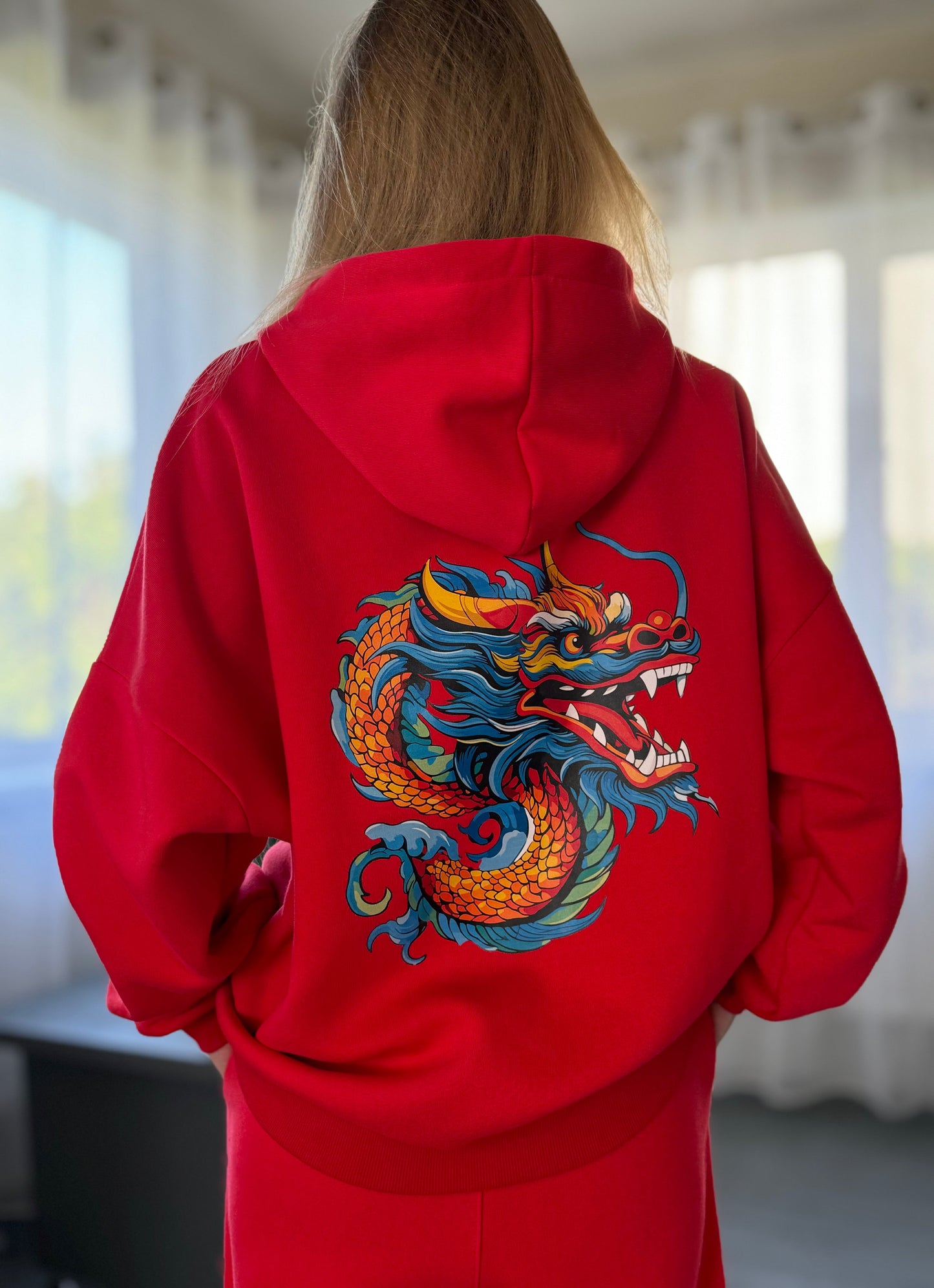 Moterims Magic Red laisvalaikio kostiumas su pūkeliu ir pelėda